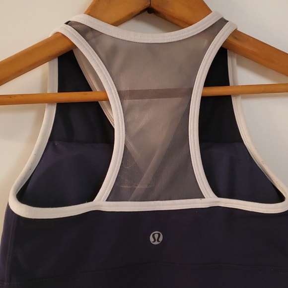 Woman's size 2 Lululemon workout top - Picture 2 of 4